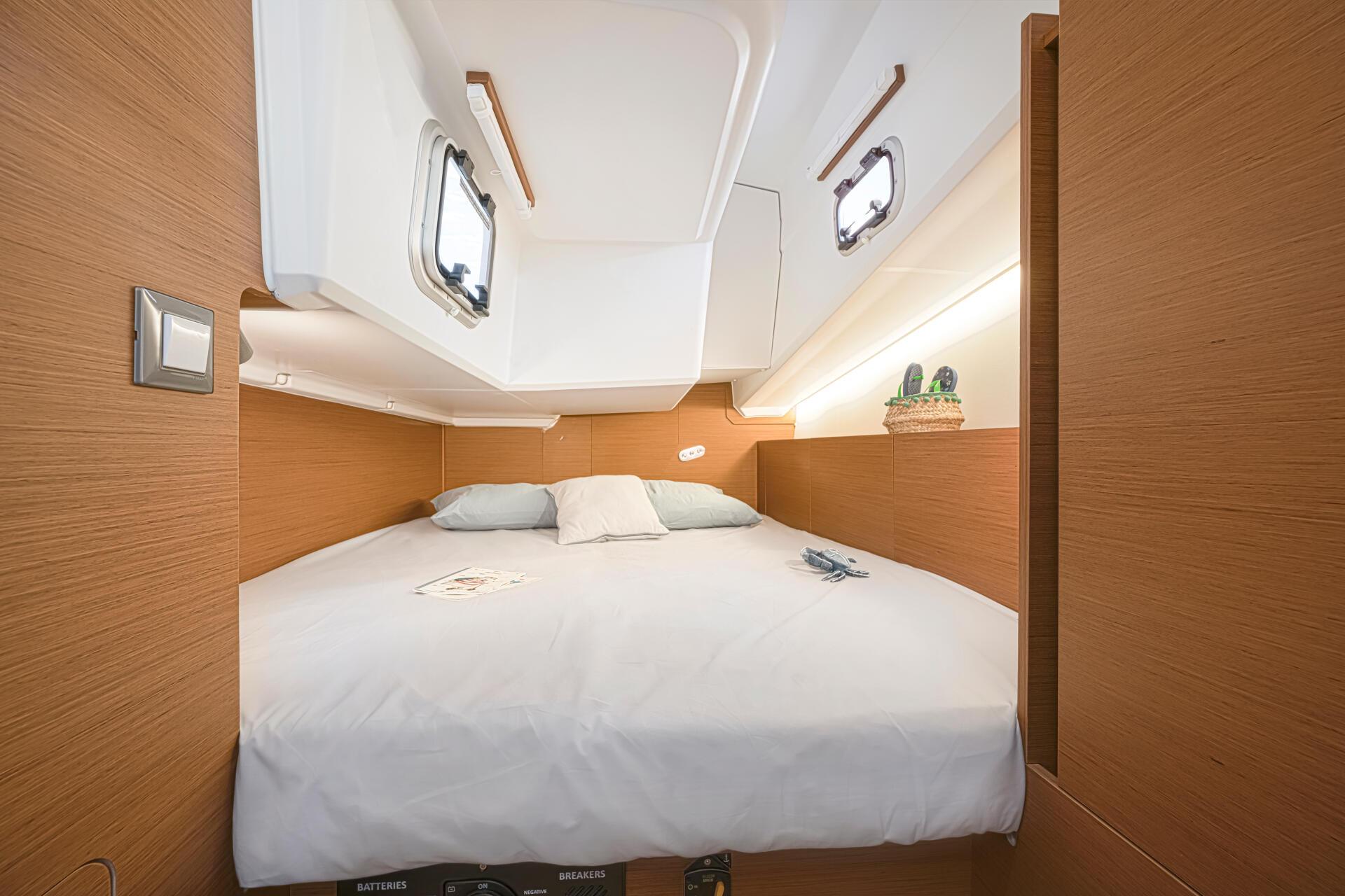 Newport Beach Sailing Charters & Rentals - Jeanneau 380 stern berth