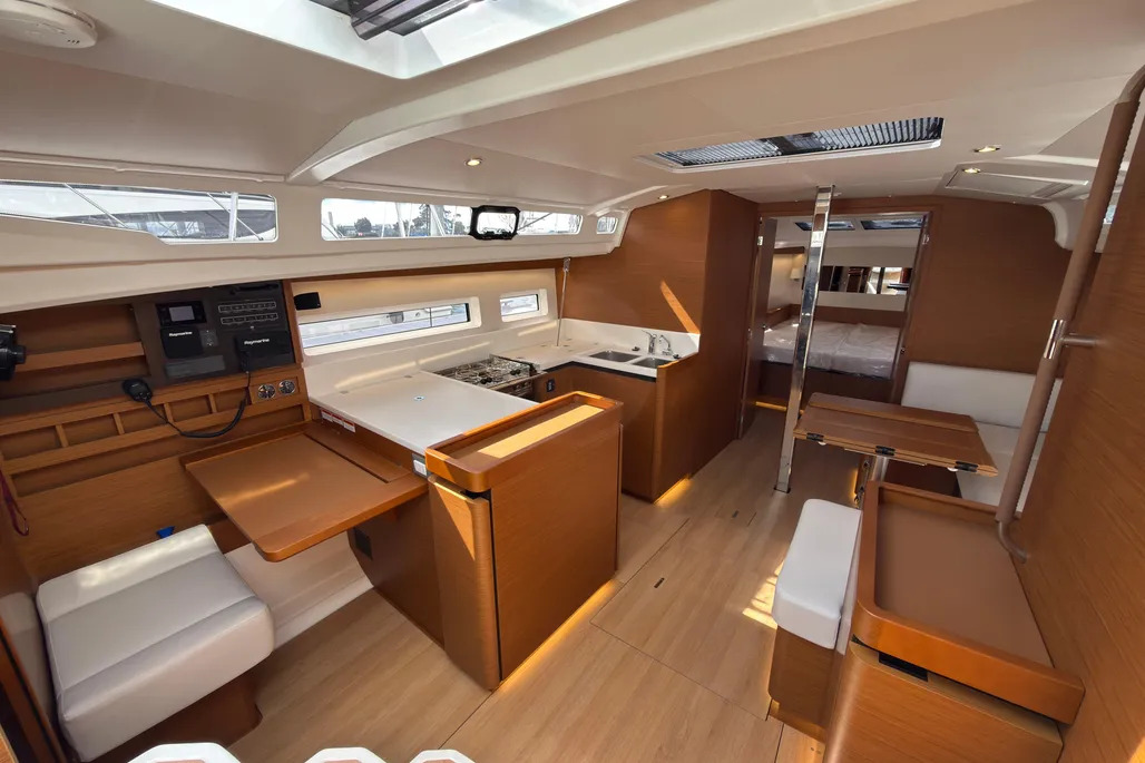 SailTime Newport Beach - Jeanneau 440 - Salon Forward