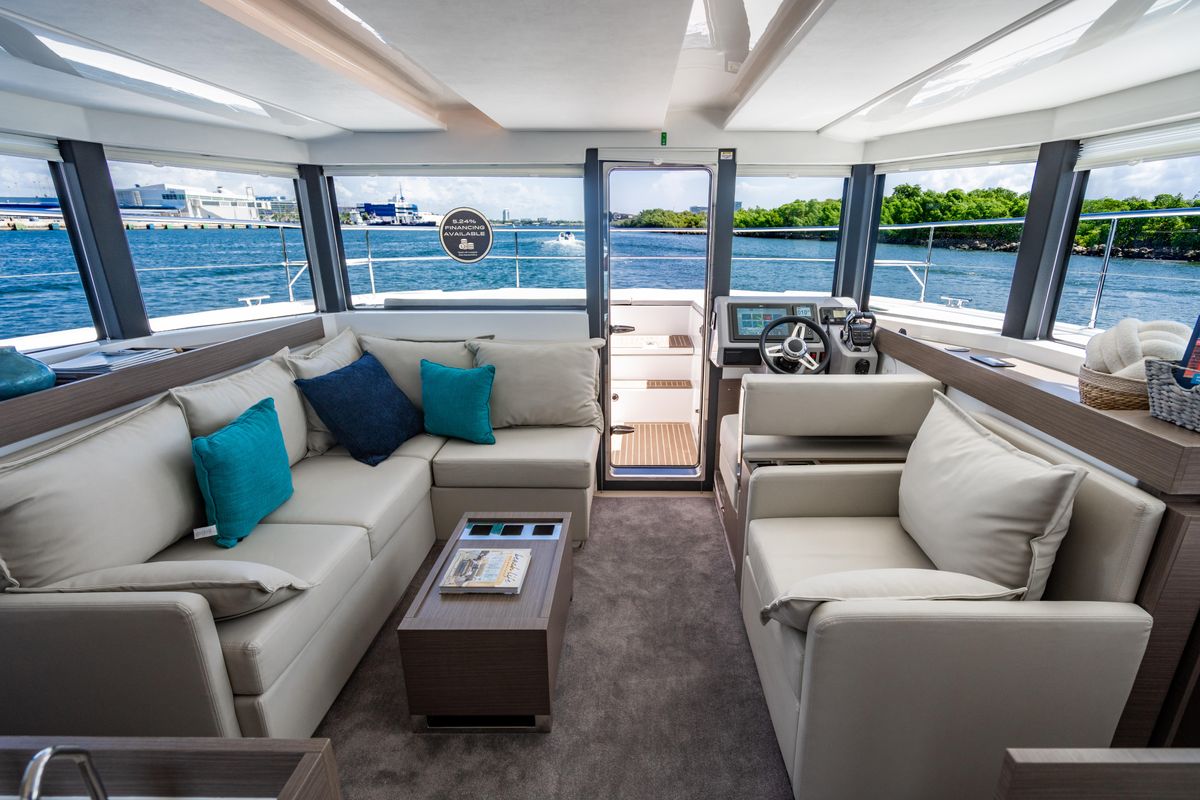 SailTime Newport Beach - Leopard 40 Powercat - salon lower helm